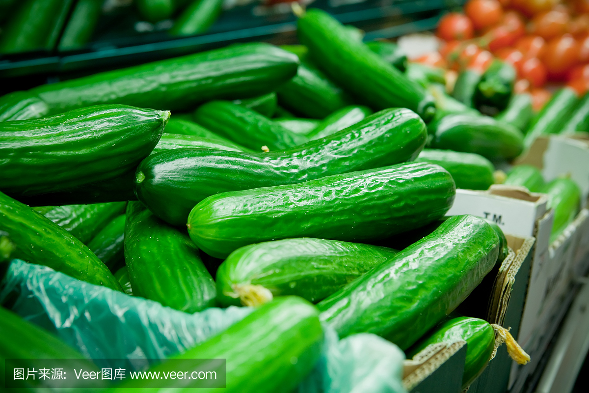 超市里新鲜的黄瓜蔬菜图片